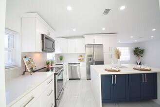 3541 NW 37th Ave in Lauderdale Lakes, FL - Building Photo - Building Photo