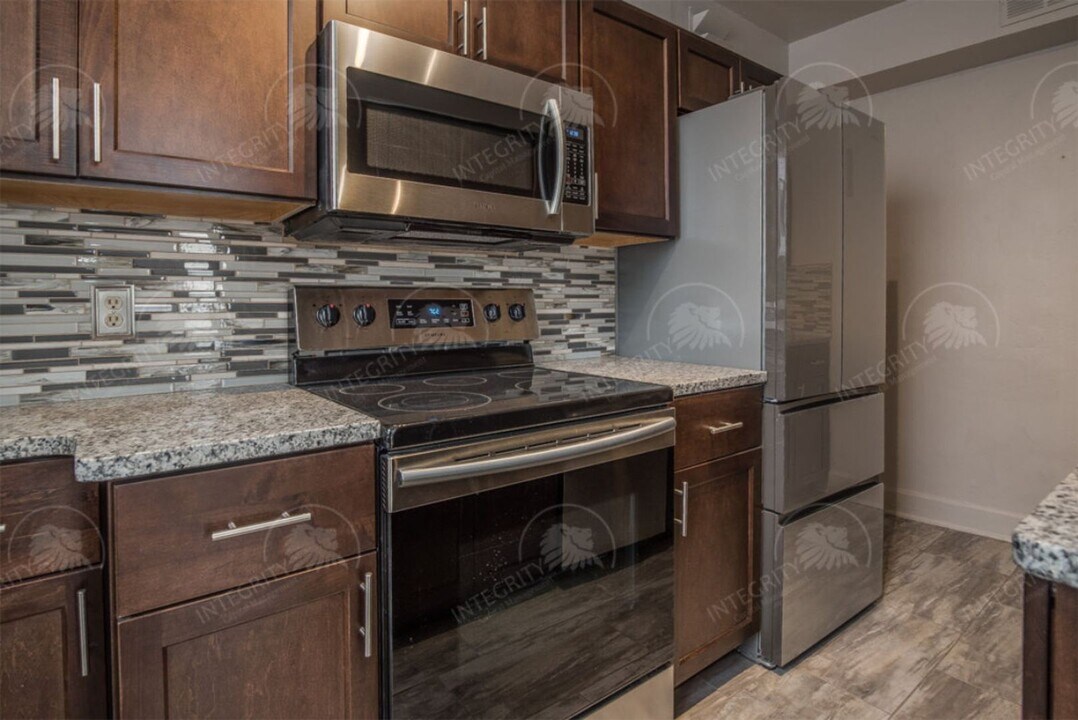 229 Ward Pkwy in Kansas City, MO - Building Photo