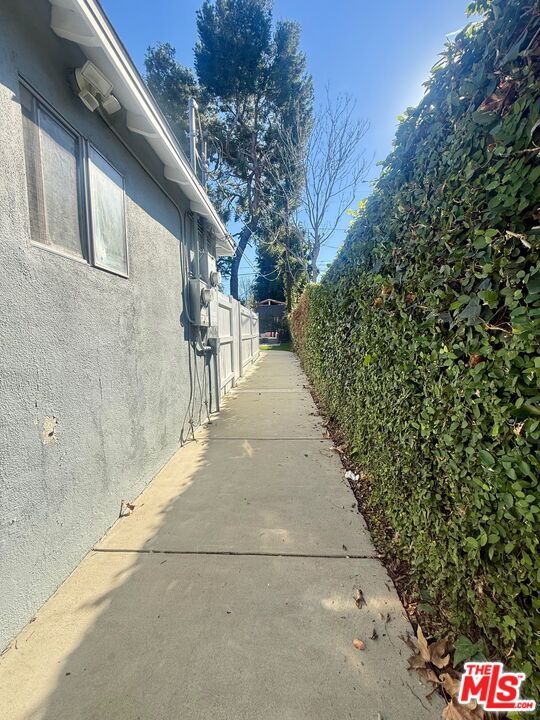 18002 Collins St in Los Angeles, CA - Building Photo - Building Photo