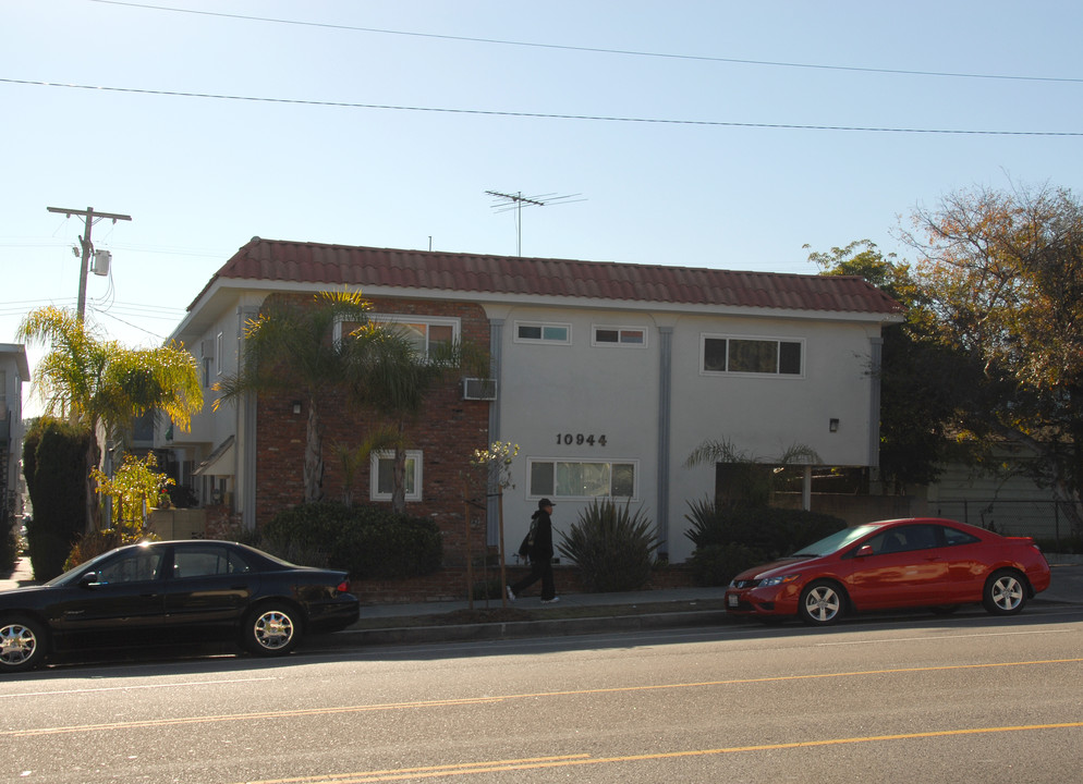 10944 Palms Blvd in Los Angeles, CA - Building Photo