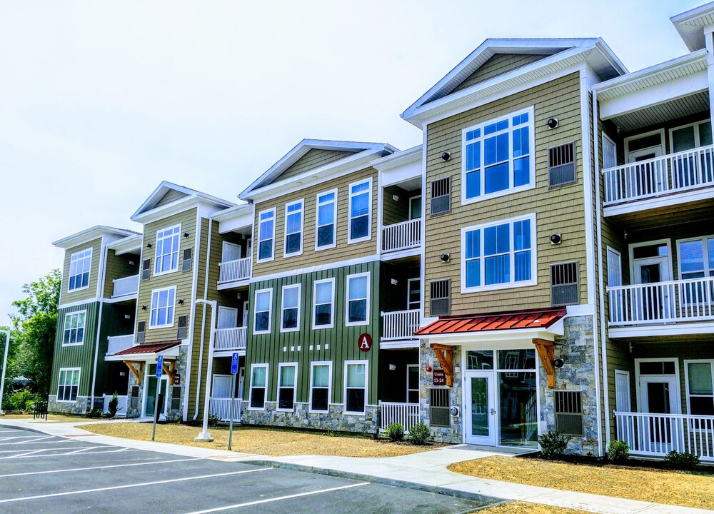 Waterford Parc in Waterford, CT - Foto de edificio