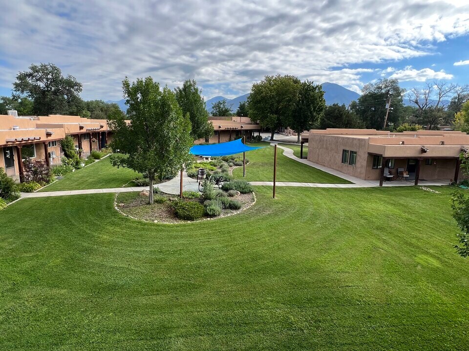 413 Valverde St in Taos, NM - Building Photo