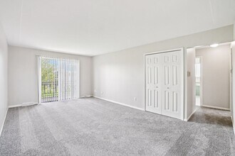 Rivercrest Apartments in Clinton Township, MI - Building Photo - Building Photo