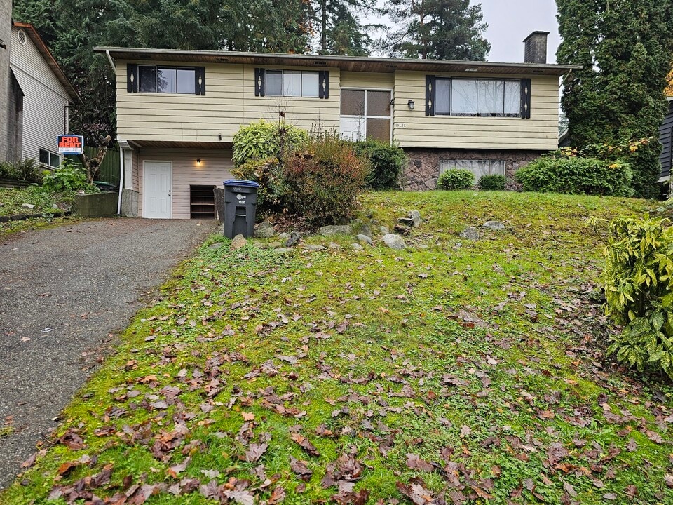 13454 Crestview Dr in Surrey, BC - Building Photo