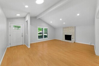 6903 Moonmont Dr in Austin, TX - Foto de edificio - Building Photo