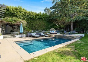 2400 S Beverly Dr in Los Angeles, CA - Building Photo