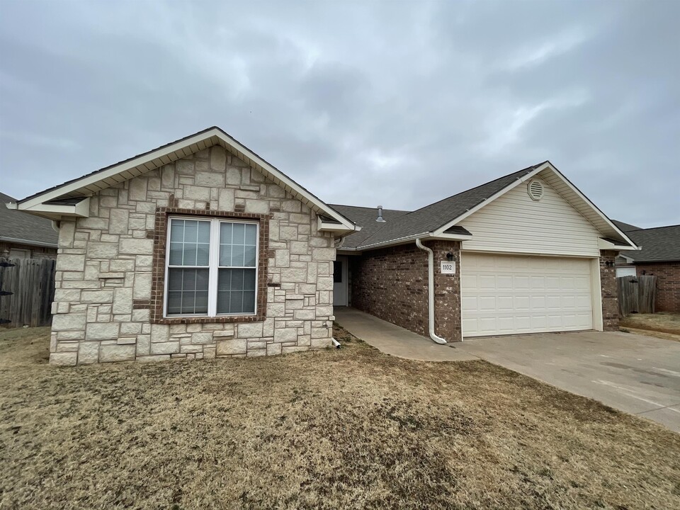 1102 Lauren Ln in Stillwater, OK - Building Photo