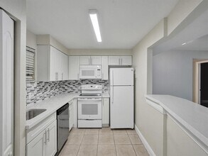 4205 N University Dr, Unit 108 in Sunrise, FL - Building Photo - Building Photo