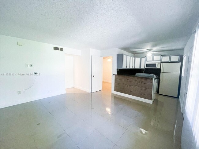 10370 SW 220th St, Unit 129 in Cutler Bay, FL - Foto de edificio - Building Photo