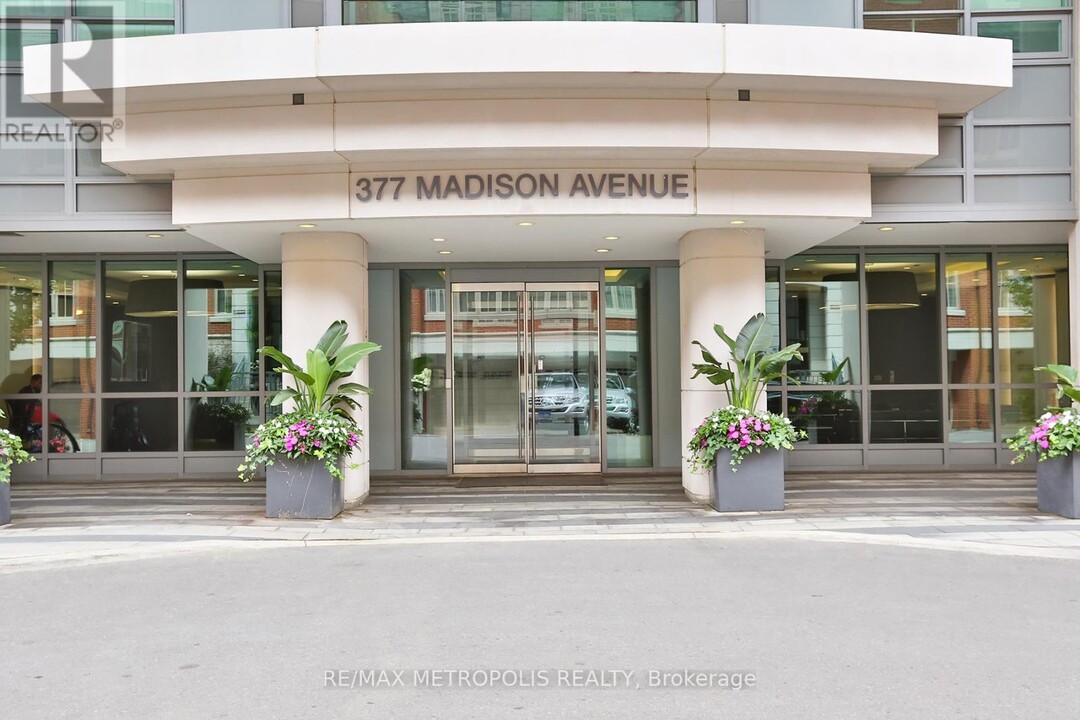 377-377 Madison Ave in Toronto, ON - Building Photo