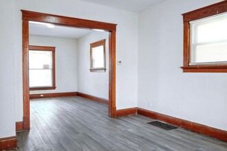 1130 Pinewood Ave in Toledo, OH - Building Photo - Building Photo