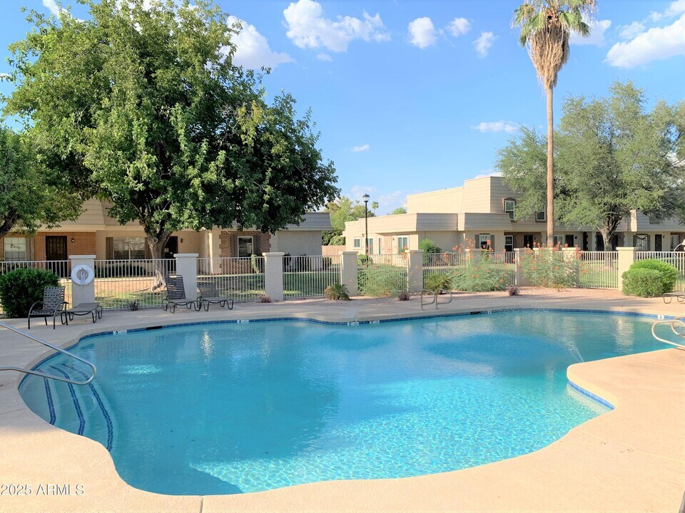 933 E Lodge Dr in Tempe, AZ - Building Photo
