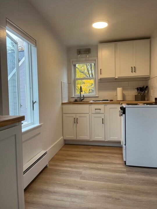 1061 Maplewood Ave, Unit 3 available July 1 in Portsmouth, NH - Foto de edificio