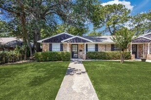 524 N Woods St in Sherman, TX - Building Photo