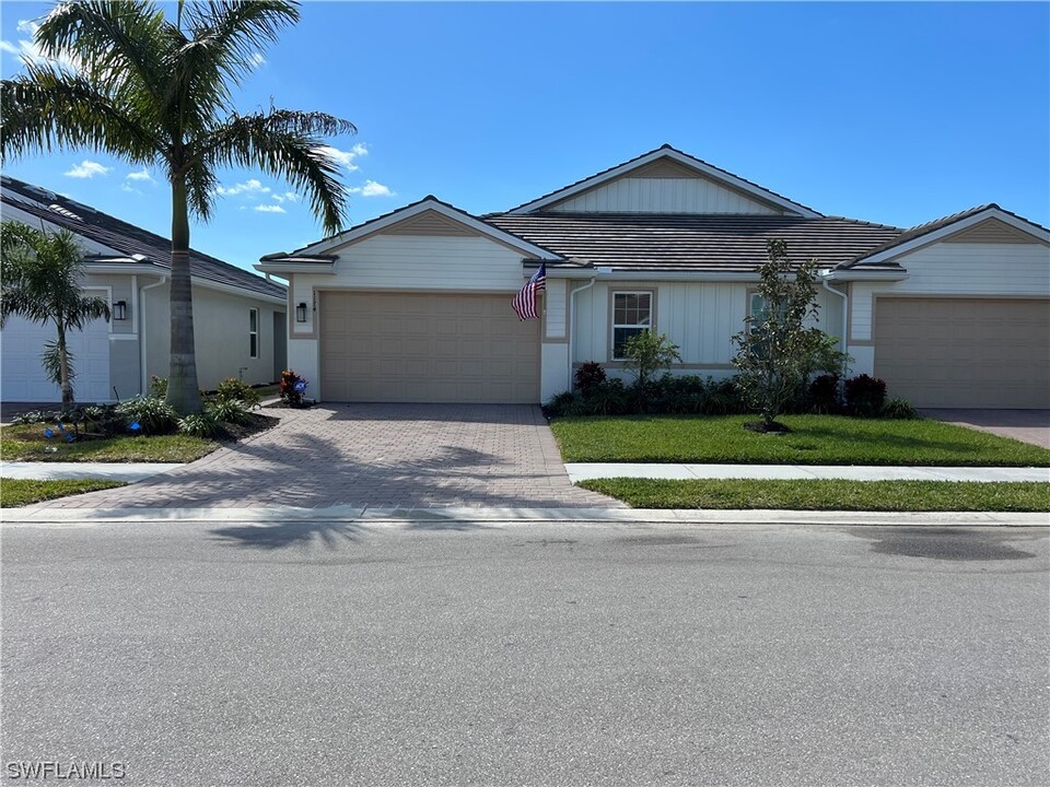 1174 Tranquil Brk Dr in Naples, FL - Foto de edificio