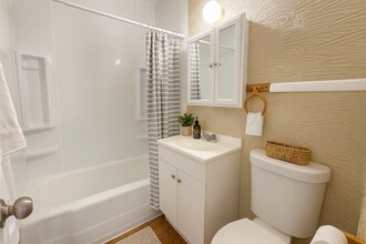 517 E Rickenbacker Dr in Midwest City, OK - Building Photo - Building Photo