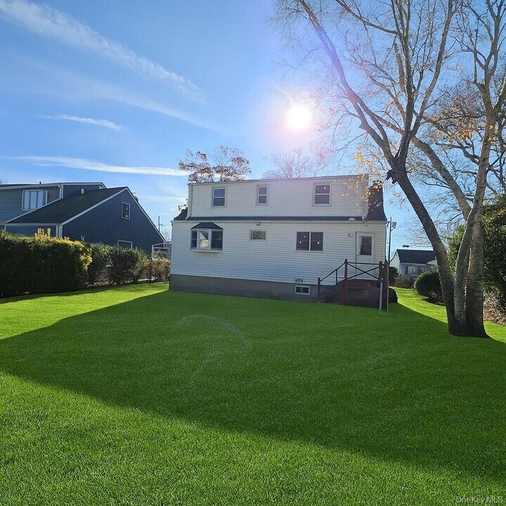 113 Yoakum Ave in Farmingdale, NY - Building Photo