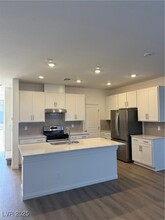 7314 Davenbury St in Las Vegas, NV - Building Photo - Building Photo