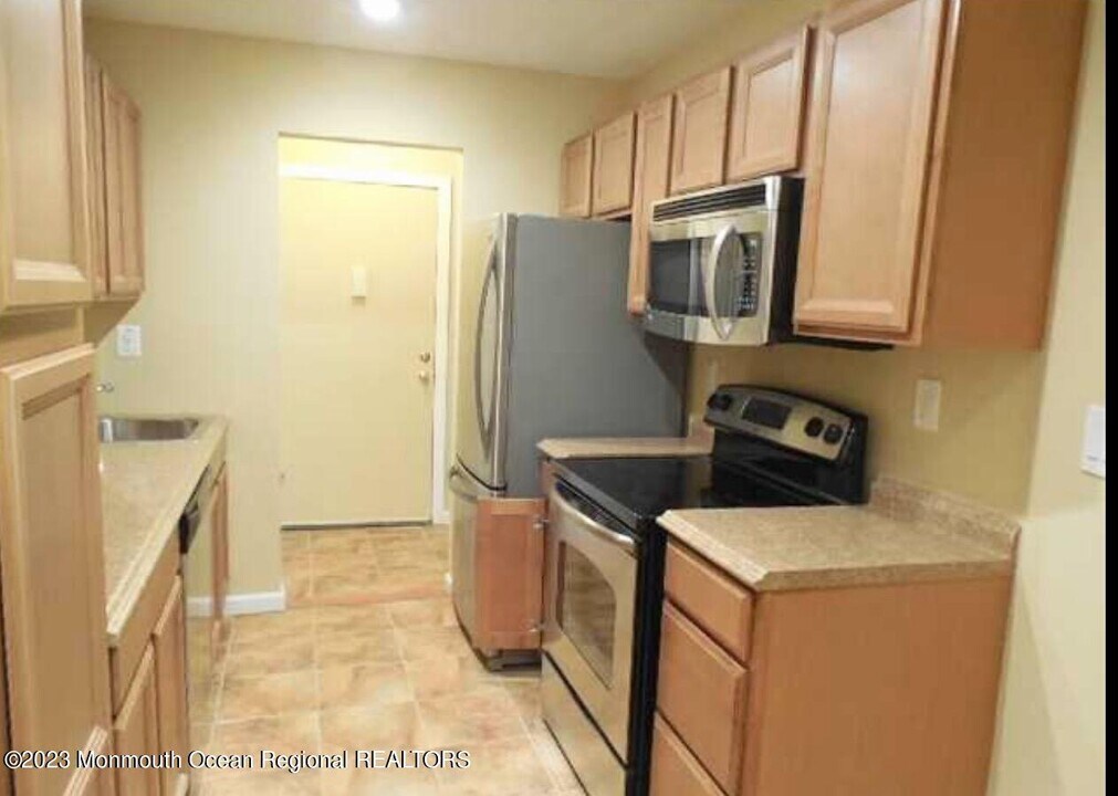 97 Arrowood Rd in Englishtown, NJ - Building Photo