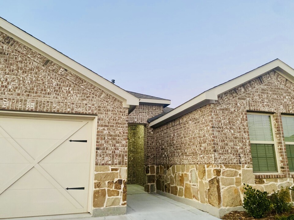 6041 Tudor Pl in Aubrey, TX - Building Photo