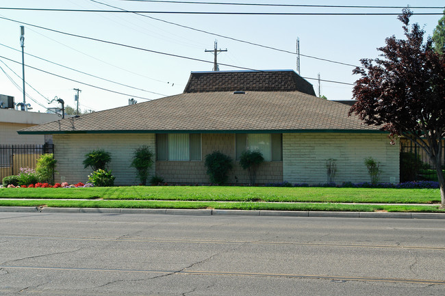 Shields-West Apartments in Fresno, CA - Foto de edificio - Building Photo