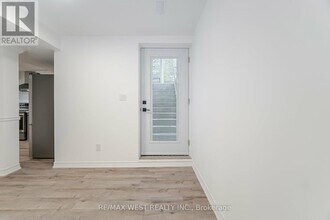 5456 Whitehorn Ave in Mississauga, ON - Building Photo - Building Photo