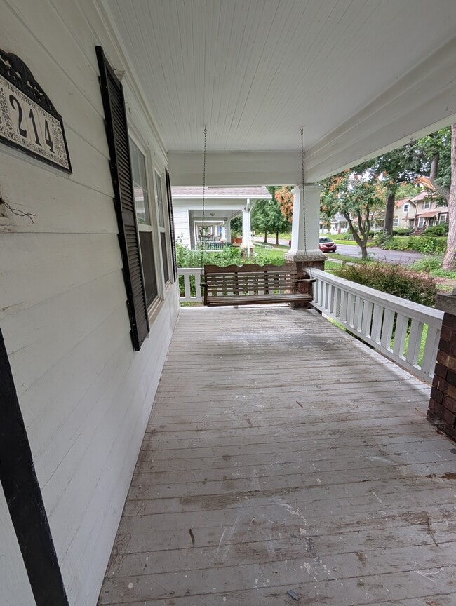 214 SW Broadmoor Ave in Topeka, KS - Foto de edificio - Building Photo
