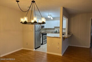 102 Wedgewood Cir in Belford, NJ - Building Photo - Building Photo