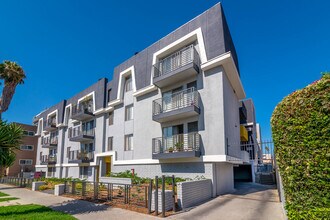 Oxford West Apartments in Los Angeles, CA - Building Photo - Building Photo