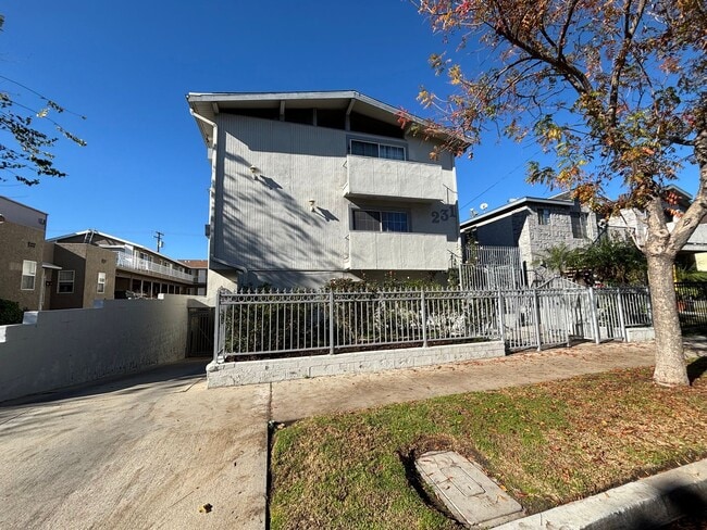 Tujunga, 231 in Burbank, CA - Building Photo - Building Photo