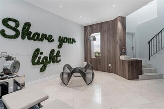 18460 NE 30th Ave in Aventura, FL - Building Photo - Building Photo