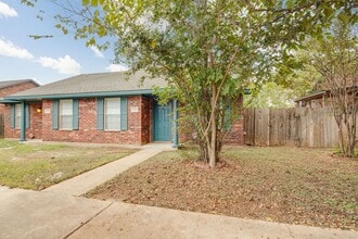 NOVEMBER Move in! 2/2 Duplex with fenced i in College Station, TX - Building Photo - Building Photo