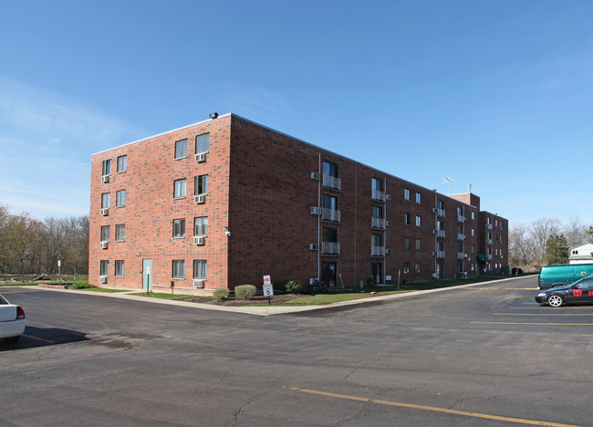 Towne and Country Apartments in West Chicago, IL - Building Photo - Building Photo