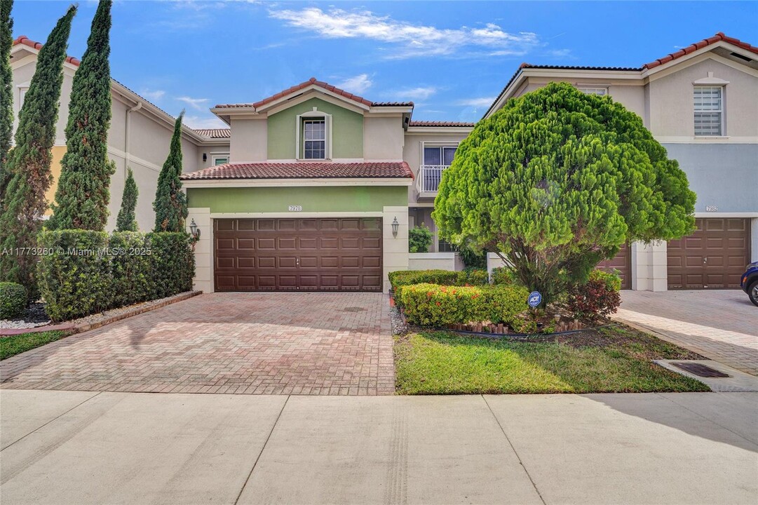 7978 NW 116th Ave in Medley, FL - Building Photo