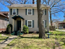1880 Sanford St in Muskegon, MI - Building Photo