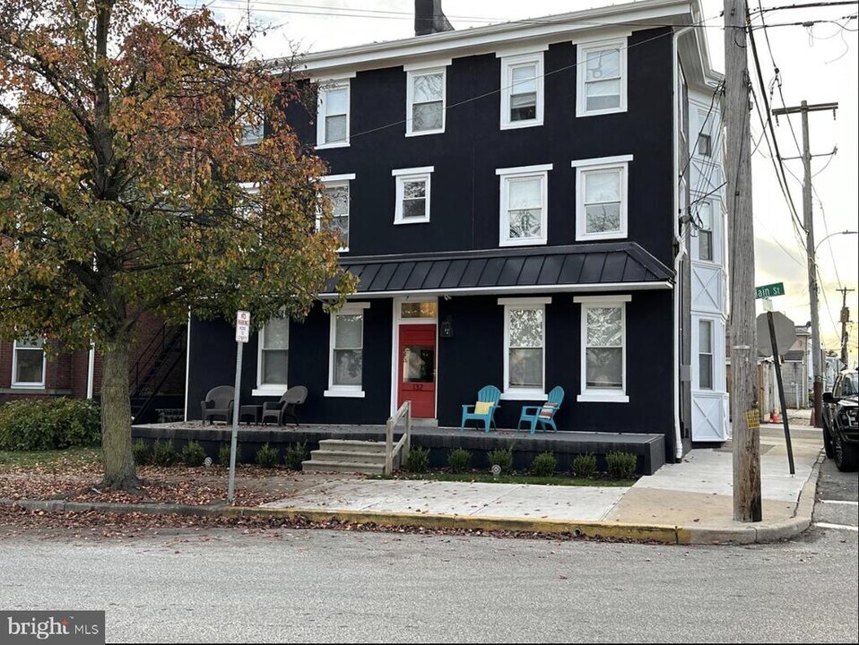 132 Main St in Phoenixville, PA - Building Photo