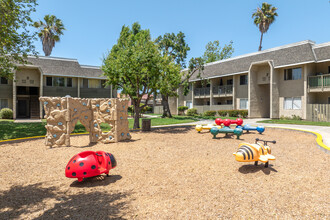 Glenbrook Terrace Apartments in Escondido, CA - Foto de edificio - Building Photo