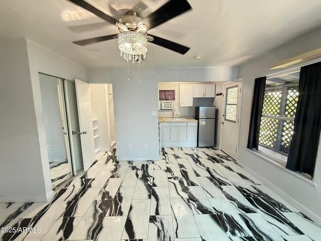property at 1328 E Clarendon Ave