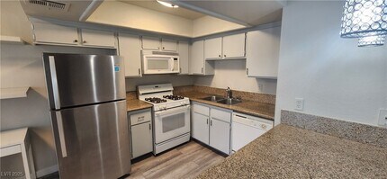 825 Rock Springs Dr in Las Vegas, NV - Building Photo - Building Photo