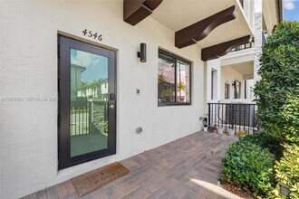 4546 NW 83rd Ave in Doral, FL - Building Photo - Building Photo