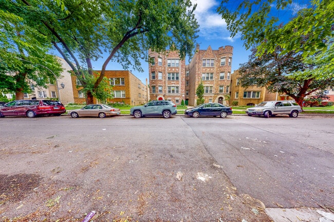 6531 N Francisco Ave