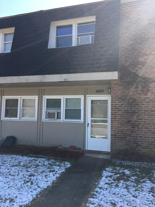 7042 Bray Rd in Gloucester Point, VA - Building Photo