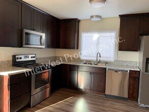 7610 SE Rural St in Portland, OR - Building Photo - Building Photo