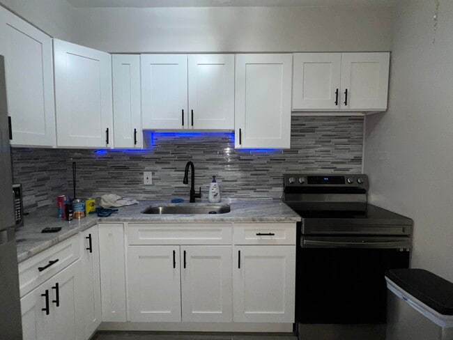 340 W Blue Heron Blvd in West Palm Beach, FL - Building Photo - Building Photo