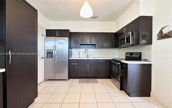 7221 SW 34th Street Rd in Miami, FL - Building Photo - Building Photo