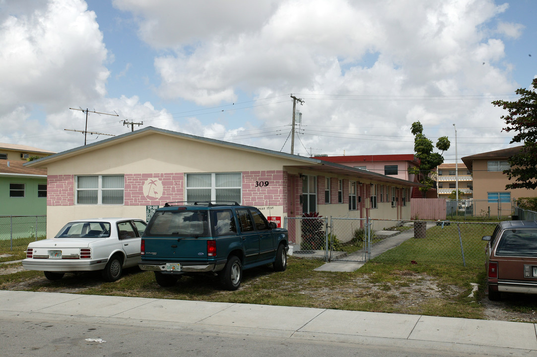 309 W 19th St in Hialeah, FL - Building Photo