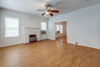 1147 W French Pl in San Antonio, TX - Building Photo - Building Photo