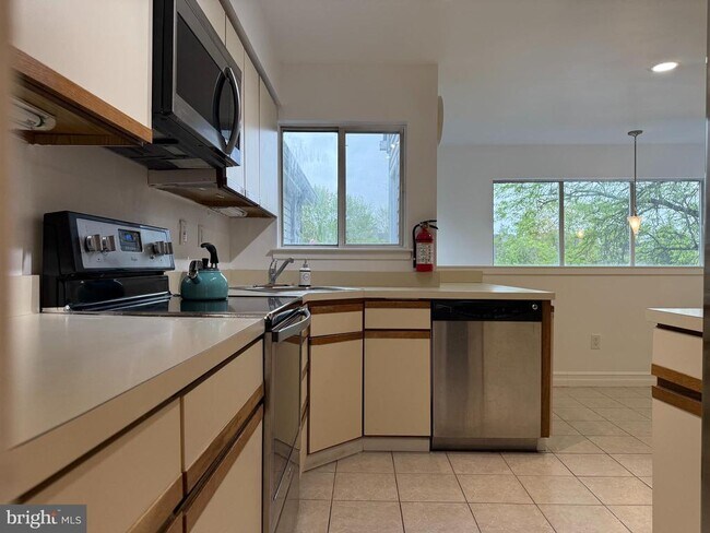 828 Chanticleer in Cherry Hill Township, NJ - Building Photo - Building Photo