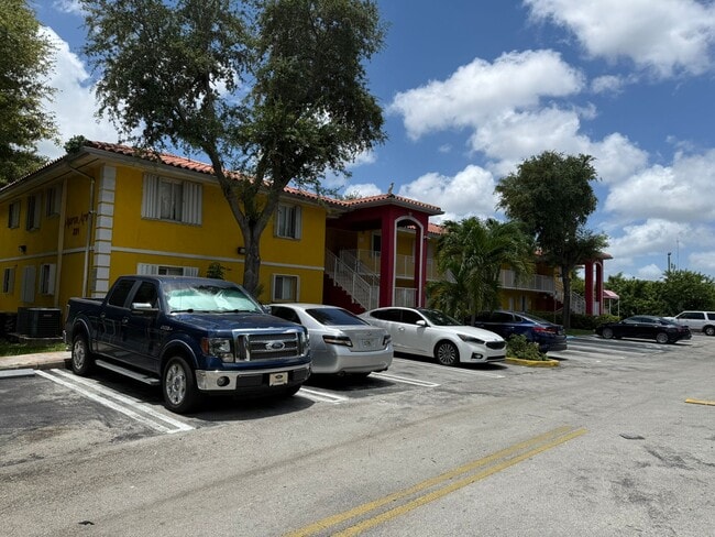 201 NW 177th St in Miami Gardens, FL - Building Photo - Building Photo