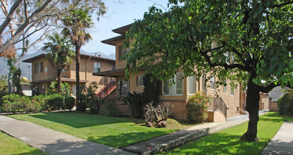 1290 N Altadena Dr in Pasadena, CA - Foto de edificio - Building Photo